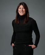 Astrid Drechsel-Grau, Chief Strategy & Engagement Officer von Consors Finanz schaut lächelnd in die Kamera.