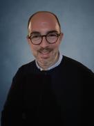 Alexander Wolters, CEO von Duratio, schaut lächelnd in die Kamera.