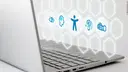 Aufgeklappter Laptop mit eingeblendeten Icons zu motorischen und kognitiven Einschränkungen.