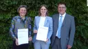 Die Preisträgerinnen Prof. Dorothee Volkert, Dr. Sarah Böhne gemeinsam mit Prof. Stephan C. Bischoff, Herausgeber der „Aktuellen Ernährungsmedizin“.