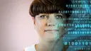 Person vor rosafarbenem Hintergrund, rechts digitale blaue Binärcode‑Grafik überlagert.