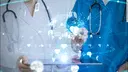 Zwei Ärzte halten ein Tablet in der Hand über dem ein Hologramm mit verschiedenen Gesundheitssymbolen zu sehen ist.