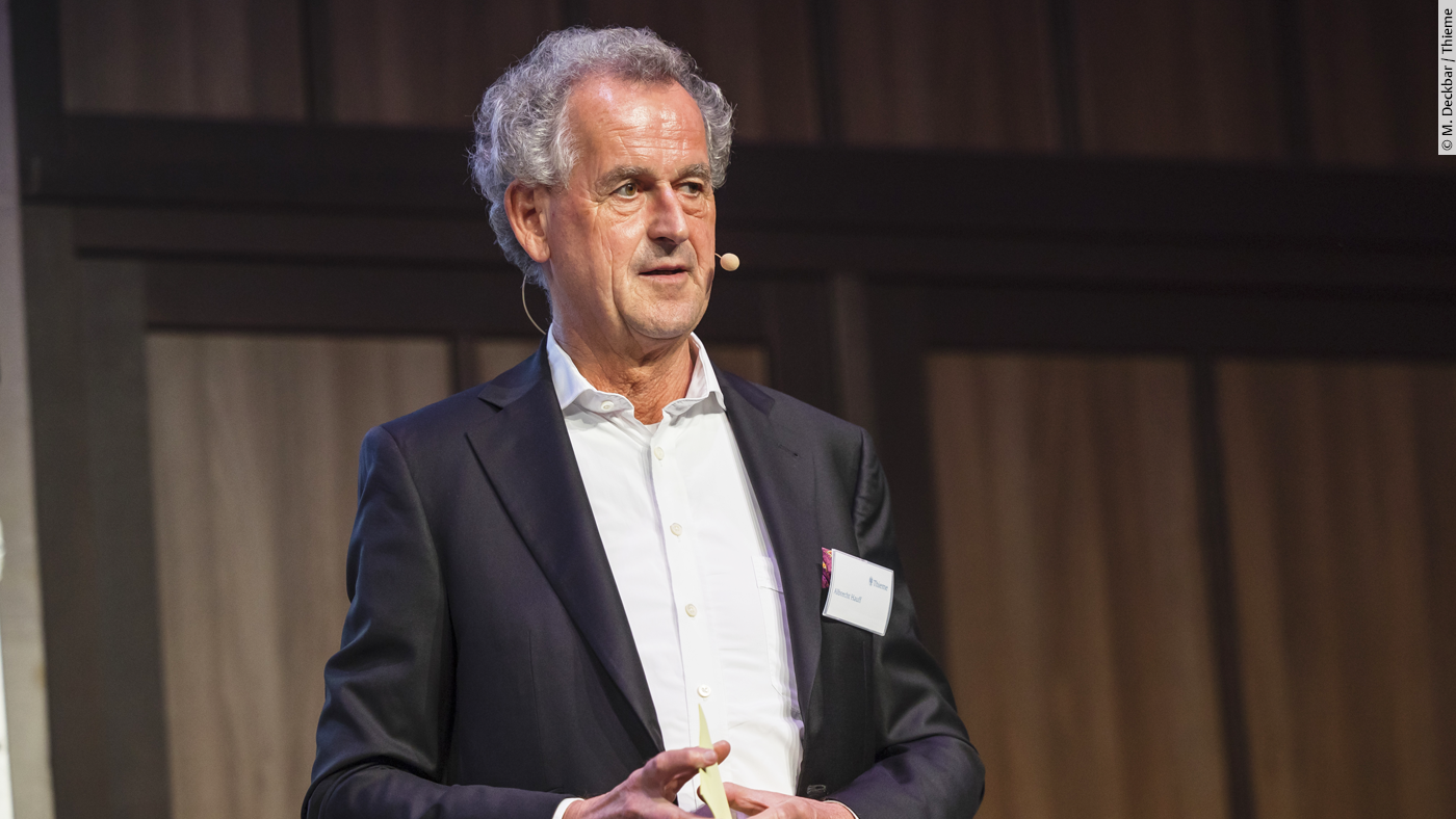 Gastgeber CEO Dr. Albrecht Hauff spricht auf dem Thieme Talk 2022.