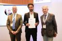 Preisverleihung im Rahmen 131. Internistenkongress: Dr. Leon  Leon Dinshaw (Mitte) nimmt die Auszeichnung von Prof. Dr. Martin Middeke (Schriftleiter der DMW/rechts) und Kongresspräsident Prof. Dr. Jan Galle (links) entgegen. 