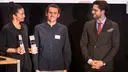 Laudatorin Brenya Adjei übergibt die Trophäen an D. Niklas Zender und Dr. Phillipp Kurtz auf der Bühne.