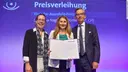 Dr. med. Dana Nagyová nahm den Preis stellvertretend für das Autorenteam von Katrin Maier, Senior Director Medical Publishing & Information bei Thieme, und Prof. Dr. Siegfried Priglinger entgegen. 