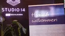 Eingangsbereich zur rBB Dachlounge Studio 14 mit Thieme Willkommens-Banner