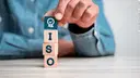 Gestapelte Bausteine mit den Buchstaben ISO 