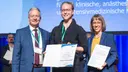 Prof. Dr. Gernot Marx (Präsident der DGAI) und Ulrike Watermann (Editor and Project Manager bei Thieme) auf der Presiverleihung mit Dr. Sophie Moll.