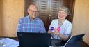 Ein Mann und eine Frau blicken in Laptops 