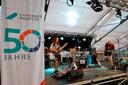 Die Band "ParaSol" auf der Bühne beim UNIKAT 2025, am Rand ist der Jubiläumsbanner der Universität Bayreuth zu sehen