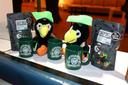Uni-Quiz Artikel Unishop Items from the Uni-Shop photographed during the university quiz: coffee cups, coffee packs, and stuffed animals