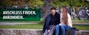 Zwei Studierende sitzen am Rondell und unterhalten sich, Bild mit Aufschrift "Anschluss finden. Ankommen"