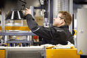 Material Innovation Lab Austattung 5 Mann betätigt eine Maschine