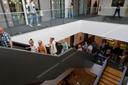 Menschen laufen die Treppe des FZA-Gebäudes hoch