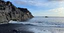 Foto vom Playa Echentive in Spanien als Symbolbild für die geologische Wechselwirkung von Wasser und Gestein