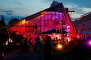Das beleuchtete Gewächshaus des ÖBG beim UNIKAT 2025
