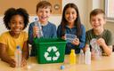 Vier Kinder sitzen mit Plastikflaschen lächelnd vor einem grünen Recycling-Mülleimer (KI Generiert)