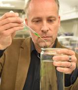 ein Mann mit Pipette