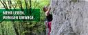 Eine Personen klettert in einem Wald einen Felsen hinauf, auf dem Bild ist die Aufschrift: "Mehr Leben. Weniger Umwege."
