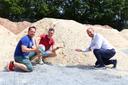 Uli Fehr, Kristoff Reichel und Tim Ströbel mit Sand