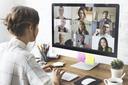 Eine junge Frau nimmt an einer Videokonferenz teil Eine junge Frau nimmt an einer Videokonferenz teil