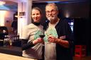 Uni-Quiz Angela Danner und Gert-Dieter Meier Angela Danner and Gert-Dieter Meier in Uni-Merch at the university quiz with wine glasses