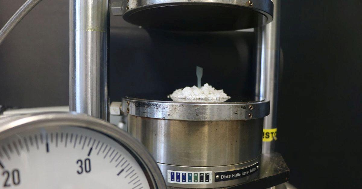 Forschende der Universität Bayreuth haben eine neue Polymerklasse entdeckt, die sich bei niedriger Temperatur und geringem Druck bereits formen lässt. 