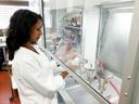 Sonya R. Moses in einem Bayreuther Labor für Mikroplastik-Forschung.