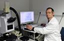 Dr. Martin Löder in einem Bayreuther Labor für FTIR-Spektroskopie.