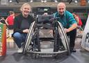 Foto von Prof. Fuss und Lena Bäumker neben einem mit Sensoren ausgestatteten Rollstuhl