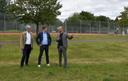 Prof. Leible, Thomas Simon und Tim Ströbel auf dem Sportgelände
