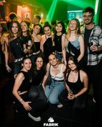 Besuchende der Jubiläumsparty in der Fabrik