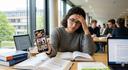 traurige Studentin hält smartphone in Kamera