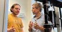 Christoph Fornacon-Wood und Prof. Dr. Alex J. Plajer an einer Zugprüfmaschine