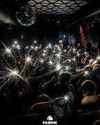 Tanzende Menge bei der Jubiläumsparty in der Fabrik