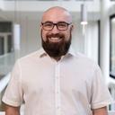 Lachender Mann mit Bart und Brille