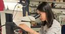 Dr. Yuqing Yin bei der Arbeit mit einer Diamantstempelzelle im Labor der Universität
