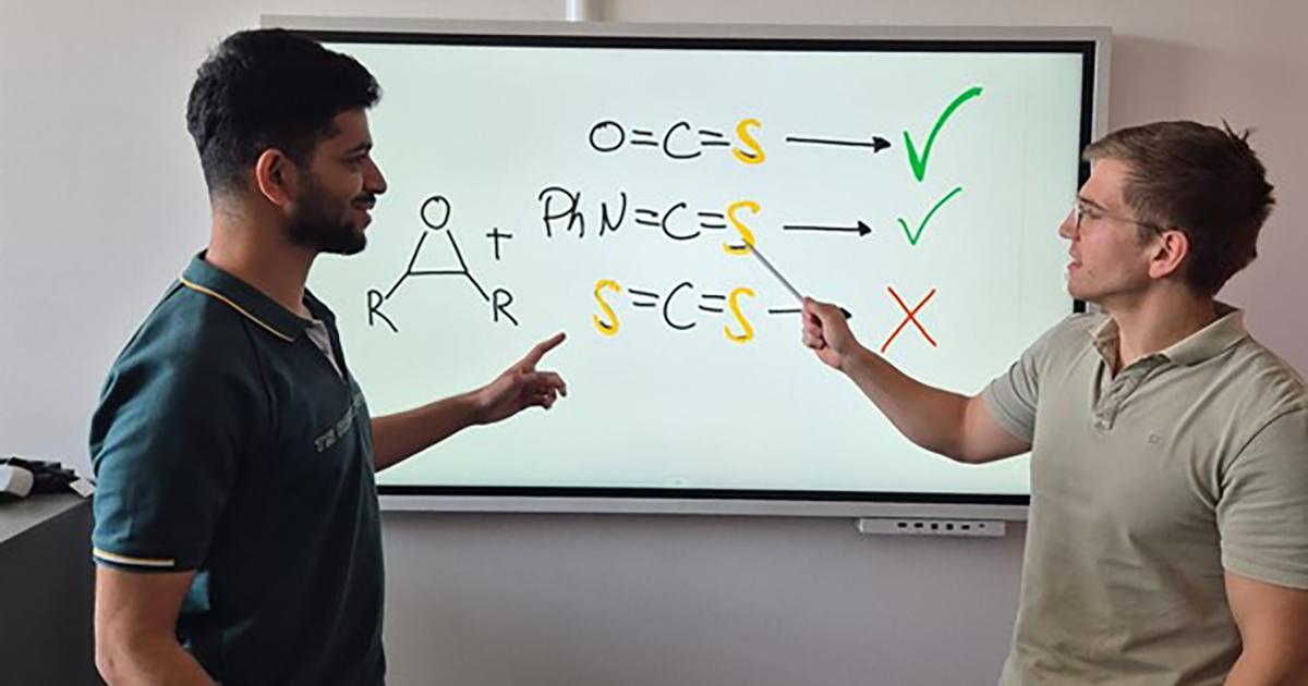 Foto von Prof. Dr. Alex Plajer (rechts) und Bhargav R. Manjunatha vor einem Whiteboard mit den getesteten Schwefelverbindungen Foto von Prof. Dr. Alex Plajer (rechts) und Bhargav R. Manjunatha vor einem Whiteboard mit den getesteten Schwefelverbindungen