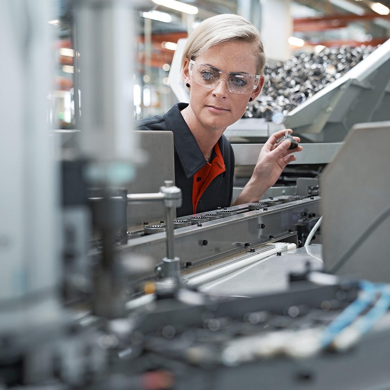 SFS Mitarbeiterin an einer Rundtaktmaschine Hydromat