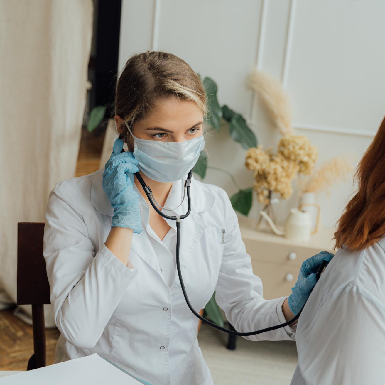Ein Arzt spricht mit Patienten