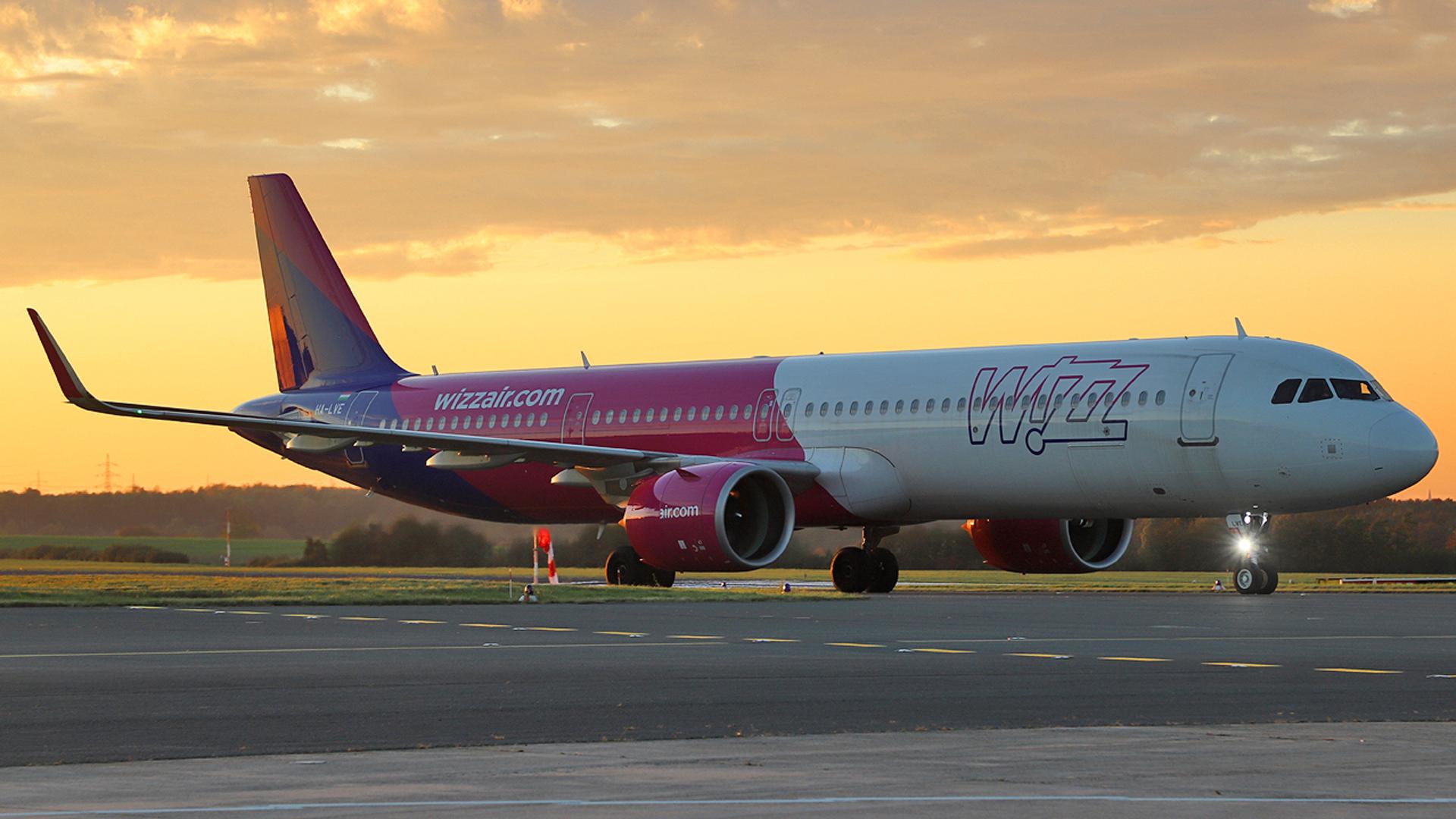 Ein Flugzeug der Fluggesellschaft Wizz Air vor Sonnenuntergang auf dem Rollfeld des Dortmunder Flughafens.