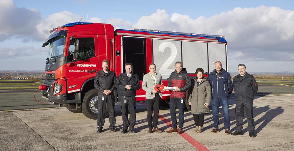 Ein neues Löschfahrzeug wird an die Feuerwehr des Flughafens Dortmund übergeben.
