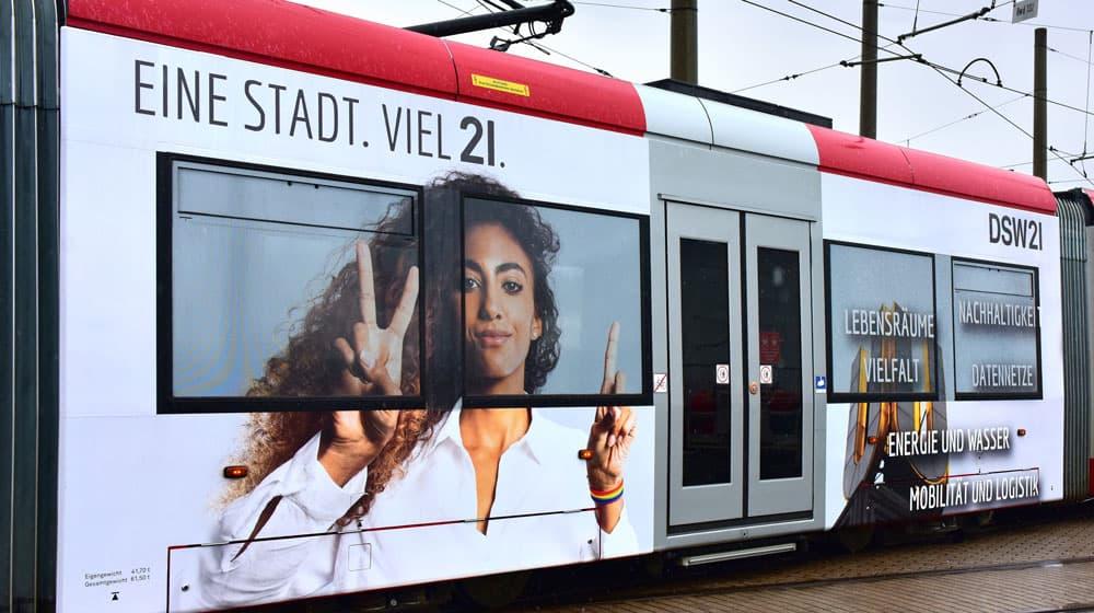 Werbung der 21-Gruppe auf einer U-Bahnlinie der Stadtwerke Dortmund 21