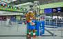Giant Trophy und Maskottchen der EM 2024 im Terminal des Dortmund Airport