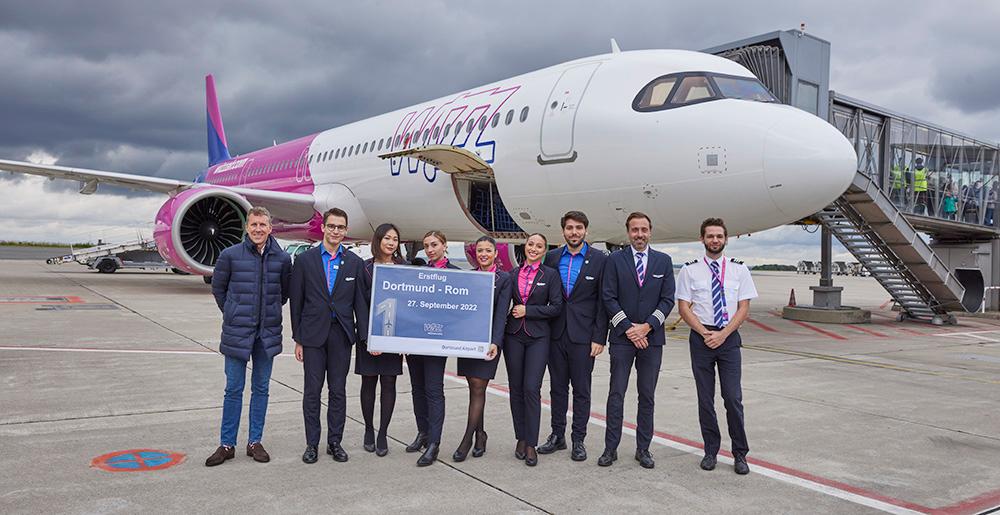 Begrüßung der Wizz Air Crew beim Erstflug Rom ab Dortmund