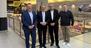 Die neu gewählten Aufsichtsratsvorsitzenden des Dortmunder Flughafens stehen auf der Galerie des Flughafen-Terminals
