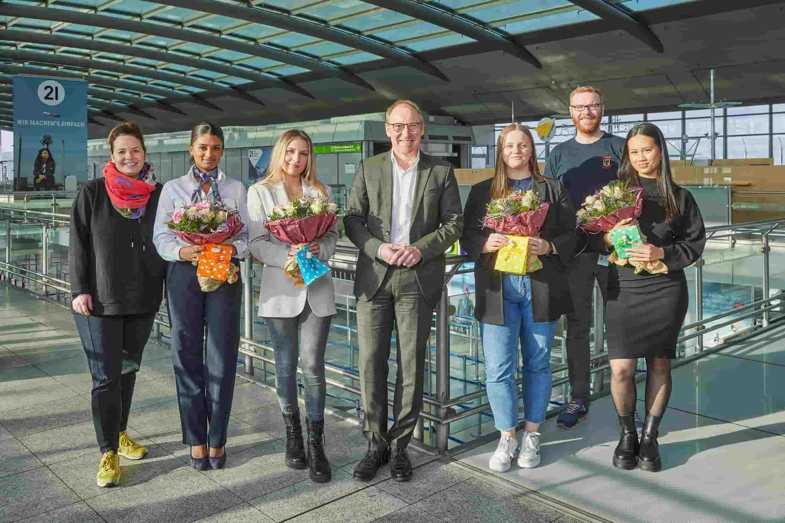 Beglückwünschung der Auszubildenden nach bestandener Abschussprüfung