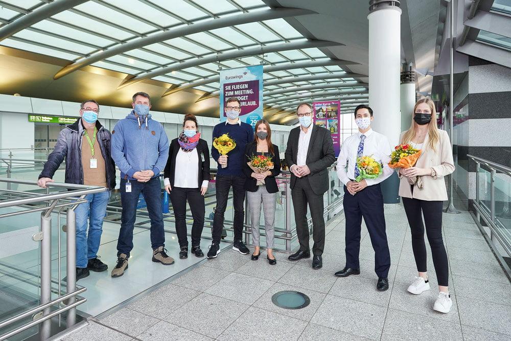 Flughafengeschäftsführer Ludger van Bebber, Ausbildungskoordinatorin Jana Lewin und der Betriebsrat gratulieren seinen ehemaligen Auszubildenden zur bestandenen Abschlussprüfung.