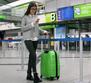 Passagier surft auf dem Smartphone im Terminal des Dortmund Airport